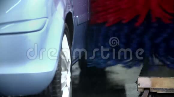 一辆车的刷子撞击侧面的细节镜头视频的预览图