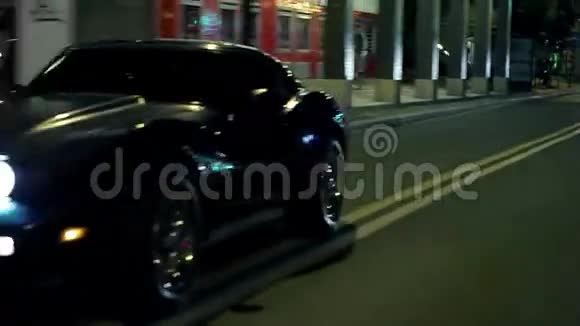 考维特格雷斯富利晚上开车穿过城市视频的预览图
