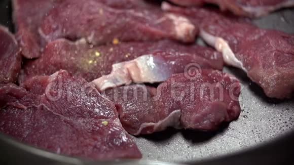 用各种香料把肉调味视频的预览图