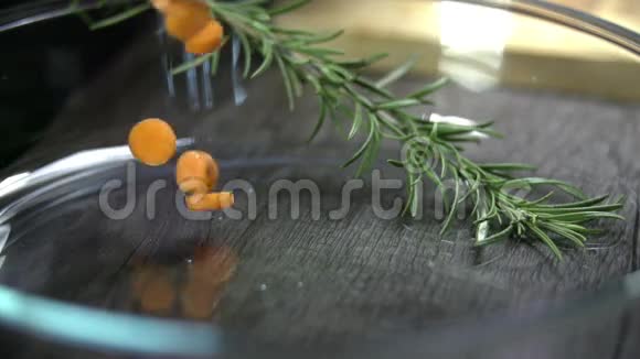 胡萝卜碎片落入椭圆形玻璃碟视频的预览图