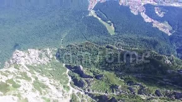 从罗马尼亚卡拉曼峰俯瞰博塞吉市视频的预览图
