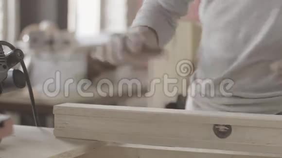 木工用抛光机处理边缘准备好的木板制造商视频的预览图