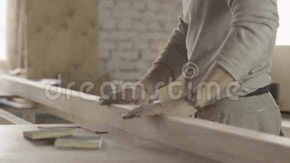 专业木工检查木板处理后表面视频的预览图