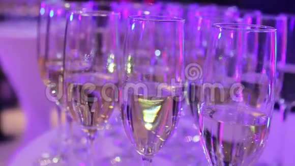 餐厅里的自助餐桌上放着香槟的酒杯餐厅里放着酒杯和香槟的破桌子视频的预览图