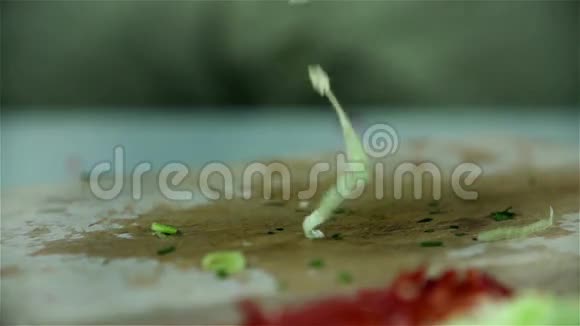 割下的韭菜落在木桌上用来切食物视频的预览图