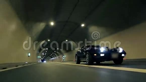 蓝色护卫舰在隧道里穿过马路视频的预览图