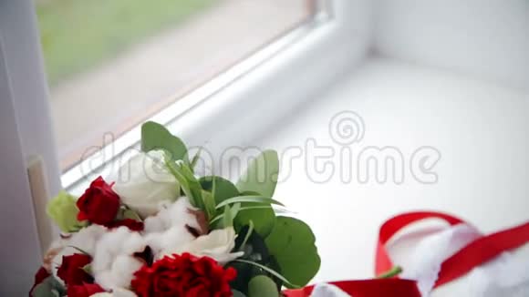 窗台上的婚礼花束视频的预览图