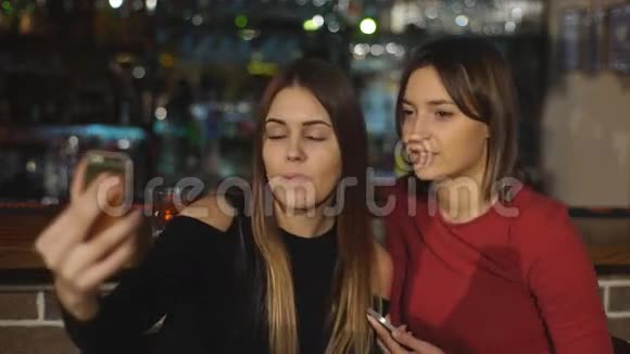 两个美女在酒吧自拍视频的预览图