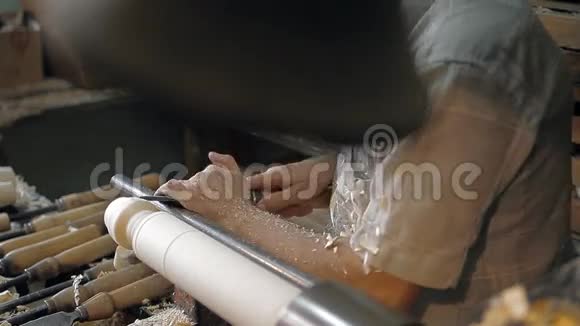 在车床上制造木制零件视频的预览图