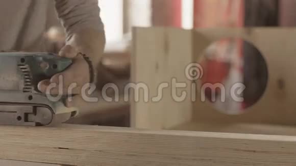 木工用皮带砂光机加工木板表面衣着视频的预览图