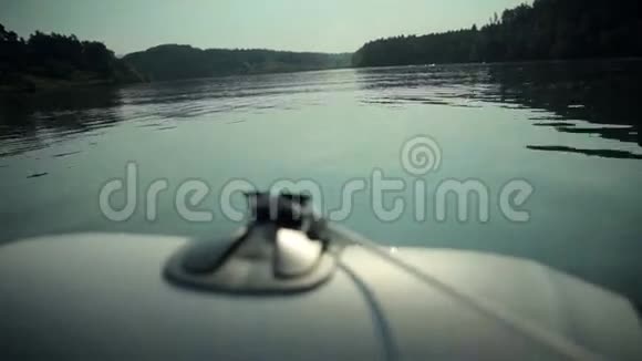关闭在湖上超速行驶的摩托艇视频的预览图