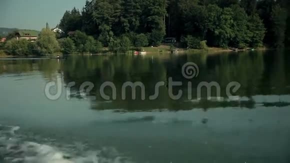 大湖专业皮划艇宽镜头视频的预览图