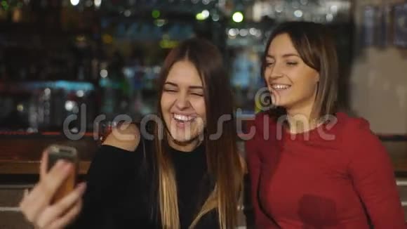 两个美女在酒吧自拍视频的预览图