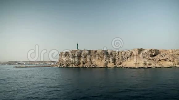 埃及旅游胜地有一座灯塔的岩石峭壁视频的预览图