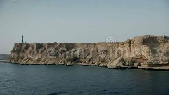 在埃及的旅游胜地有灯塔的岩石悬崖边航行视频的预览图
