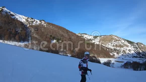 法国比利牛斯的一个滑雪坡上下来的年轻滑雪者视频的预览图