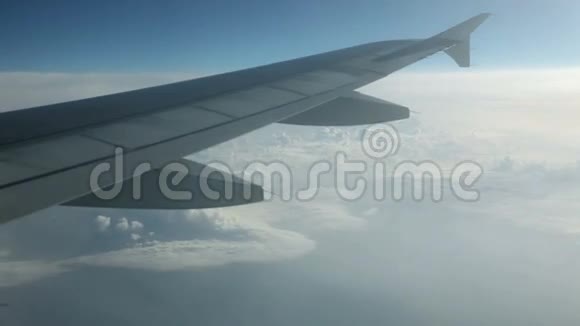 从飞机和机翼前面看到美丽的云景视频的预览图