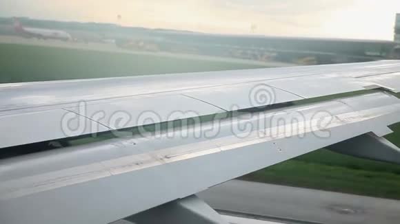 当飞机着陆时翅膀会折叠在一起视频的预览图