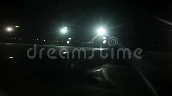晚上在机场时飞机机翼从里面起飞视频的预览图