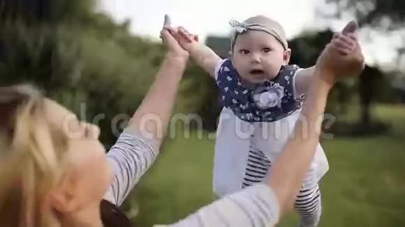 年轻的妈妈在公园里把小女孩扔了视频的预览图