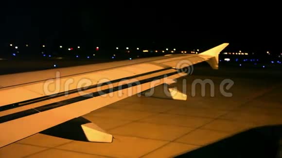夜间在机场转机的飞机视频的预览图