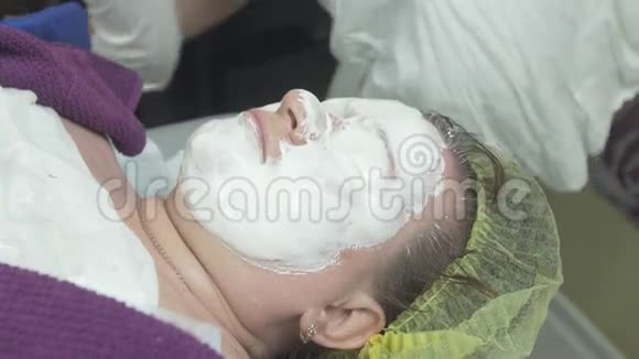 成年厚脸婆躺在美容院戴防龄海藻面膜视频的预览图