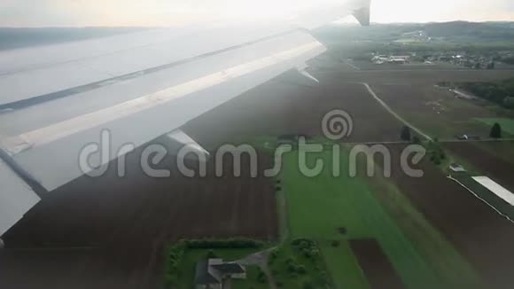 从飞机上观看同时飞越农场和田地视频的预览图