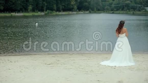 背景湖背面新郎新娘视频的预览图