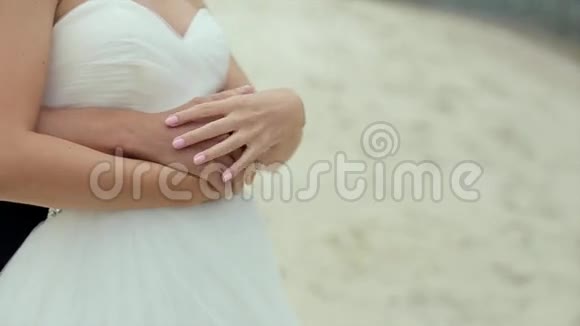 新娘和新郎拥抱未来的宝贝视频的预览图