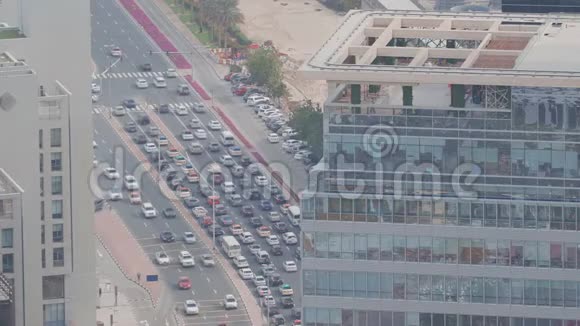 在阿联酋迪拜DIFC附近的AlSaada街交叉口交通的天际线视图视频的预览图
