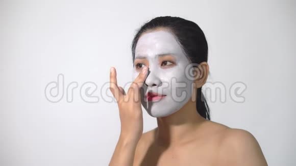 年轻女子泥面罩剥离自然与净化面膜视频的预览图