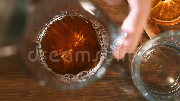 玻璃的特写在酒吧准备一杯酒精鸡尾酒视频的预览图