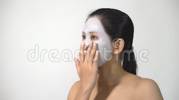 年轻女子泥面罩剥离自然与净化面膜视频的预览图