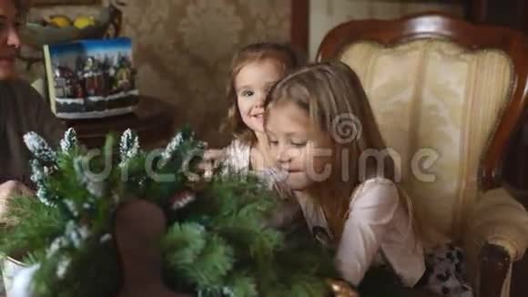 祖母带着两个孩子准备圣诞节视频的预览图
