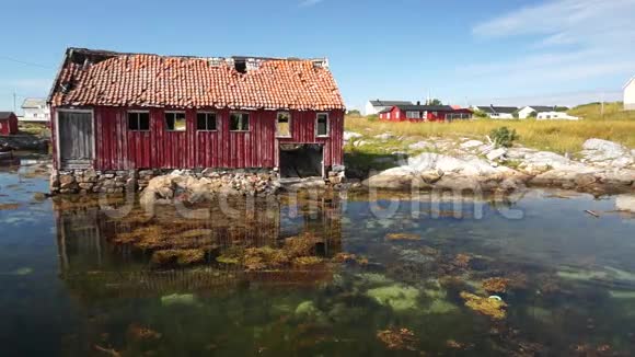 挪威废弃的老渔舍船上的地方视频的预览图