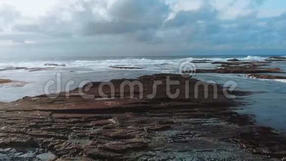 在爱尔兰多岩石的西海岸的低空飞行视频的预览图