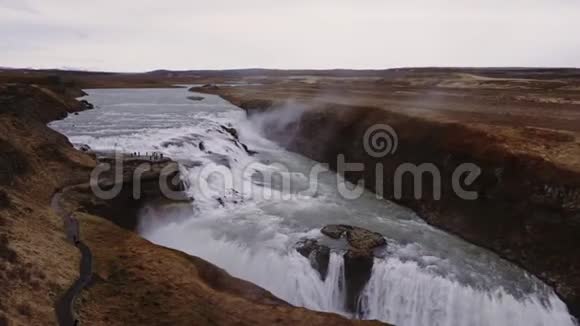 河流流入冰岛Seljalandsfoss瀑布视频的预览图