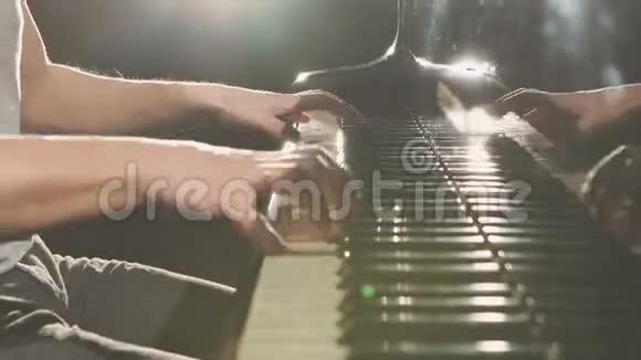 手指在钢琴上复古的颜色视频的预览图