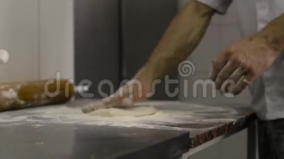厨师在厨房里做披萨视频的预览图