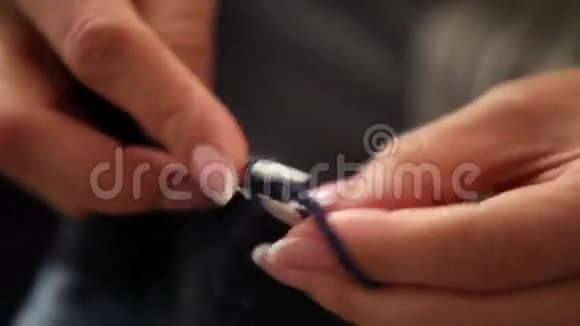 我可爱的家女人用法语编织手指视频的预览图