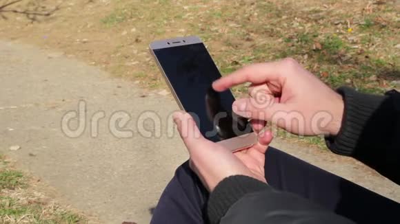 人手拿着智能手机视频的预览图
