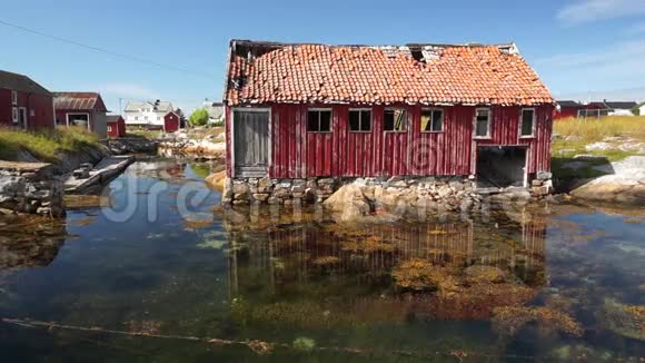 挪威废弃的老渔舍船上的地方视频的预览图