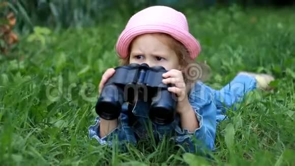 少女透过望远镜观察大自然视频的预览图