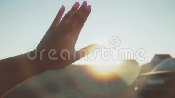 阳光透过女性的手指视频的预览图