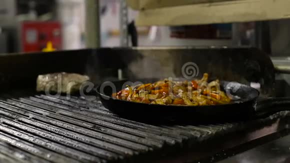 烹饪蔬菜和鸡胸肉片视频的预览图