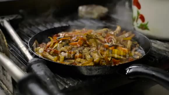 烹饪蔬菜和鸡胸肉片视频的预览图