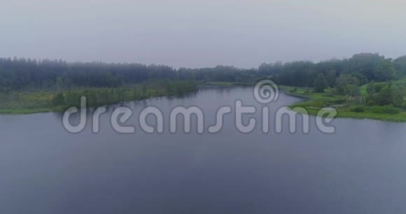 雾林湖无人驾驶飞机飞行自然早晨室外日落视频的预览图