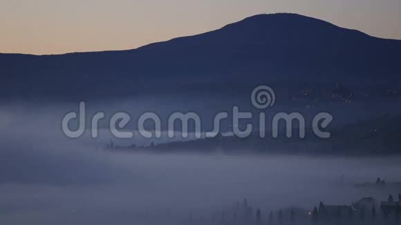 意大利山脉的晨雾视频的预览图