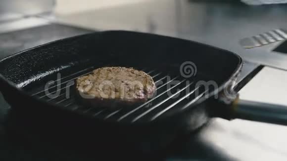 厨师用煎锅特写镜头转动切条视频的预览图