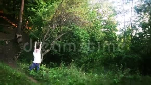 森林里飞狐缆车上的年轻人视频的预览图
